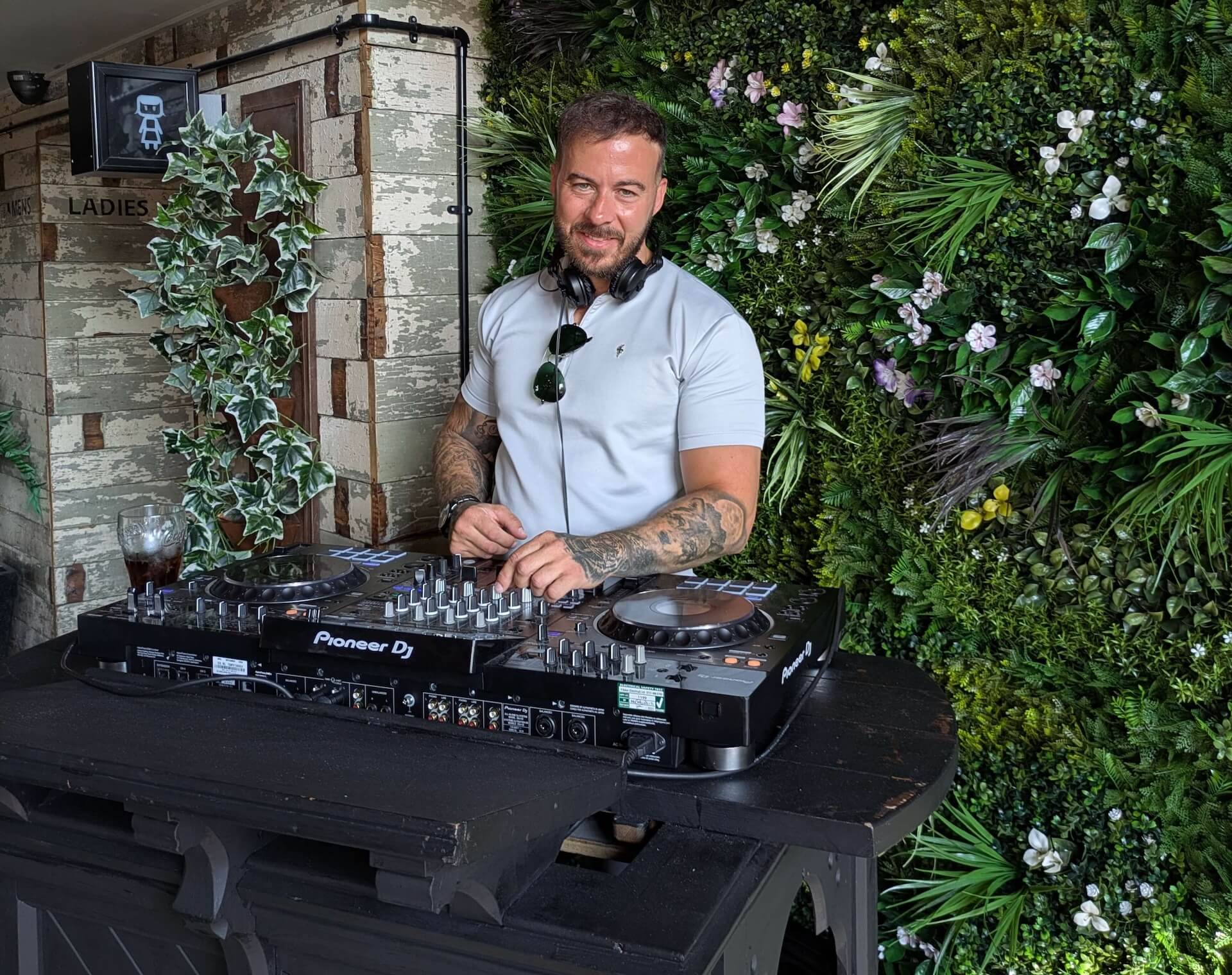 hire headline dj